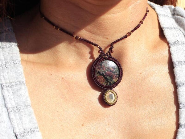 Collar o gargantilla Ingwaz con Eudialita y Ópalo en cantera.