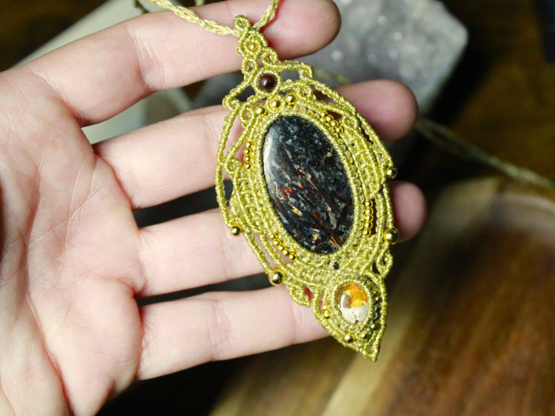 Colgante único con Astrofilita, Ópalo en Cantera Mexicano y Ámbar