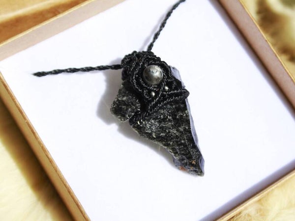 Collar flecha de Obsidiana plateada y cuenta de Larvikita noruega.