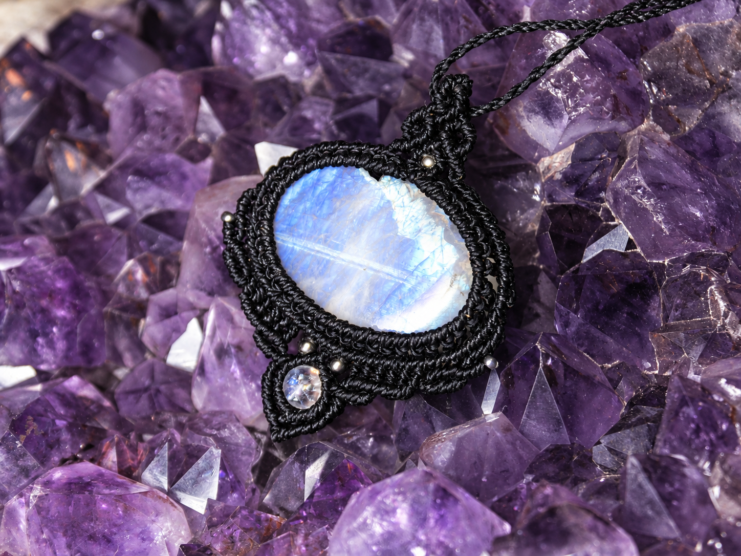 Colgante Bruma con Piedra Luna y cuenta de Cuarzo Arcoíris.