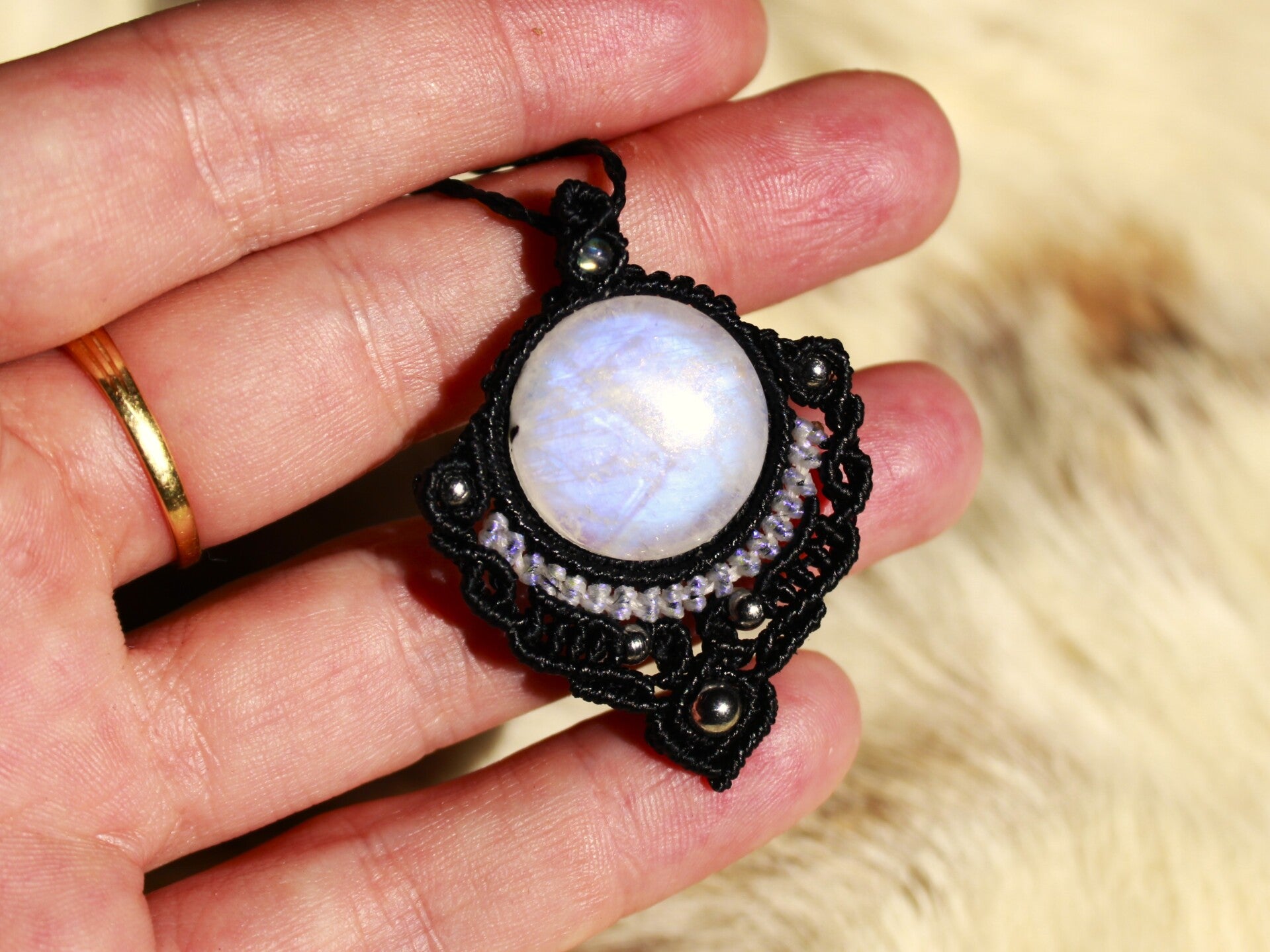 Colgante único con Piedra Luna y Labradorita. Negro y blanco irisado