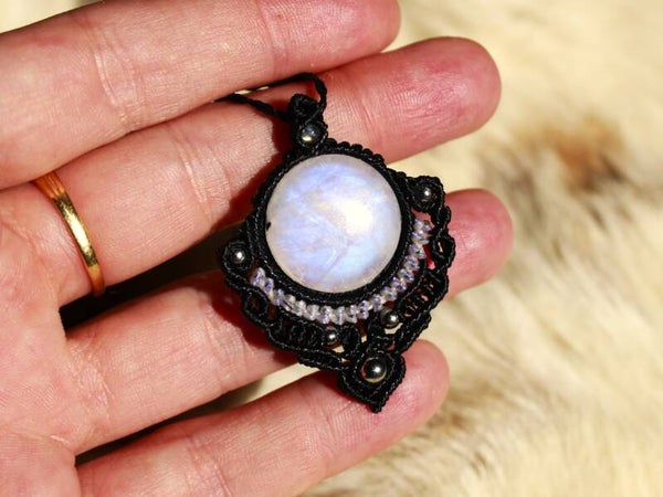 Colgante único con Piedra Luna y Labradorita. Negro y blanco irisado