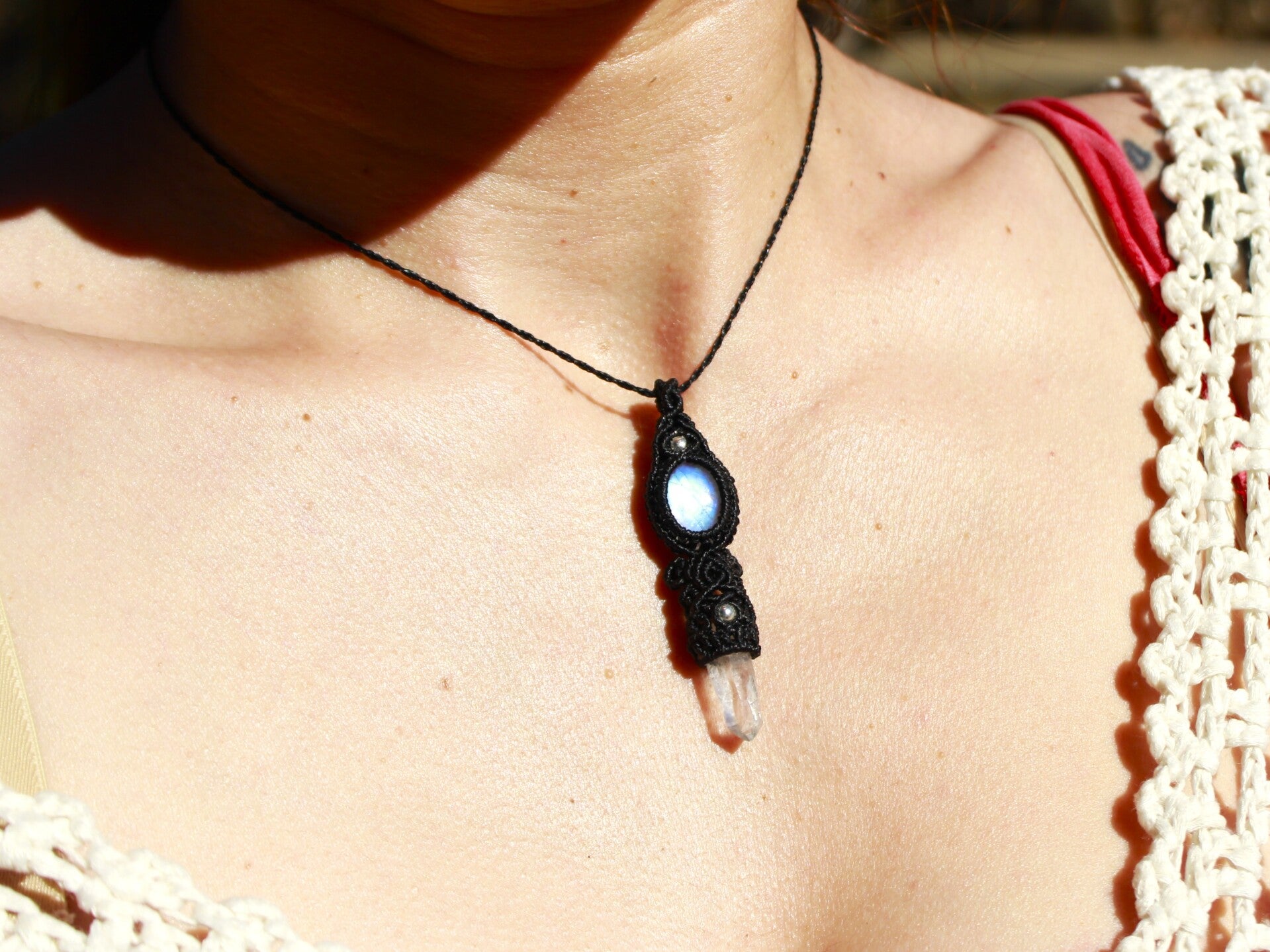 Colgante único con Piedra Luna y punta de Cuarzo Himalaya. Plata de Ley