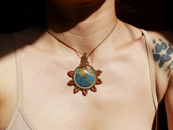 Collar colgante de macramé ''Surya'' con Ónix Cielo. Marrón paja y azul.