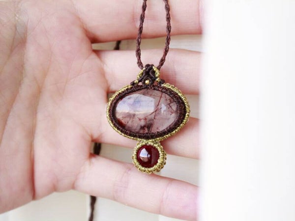 Colgante con Lepidocrocita y Granate. Marrón y dorado.