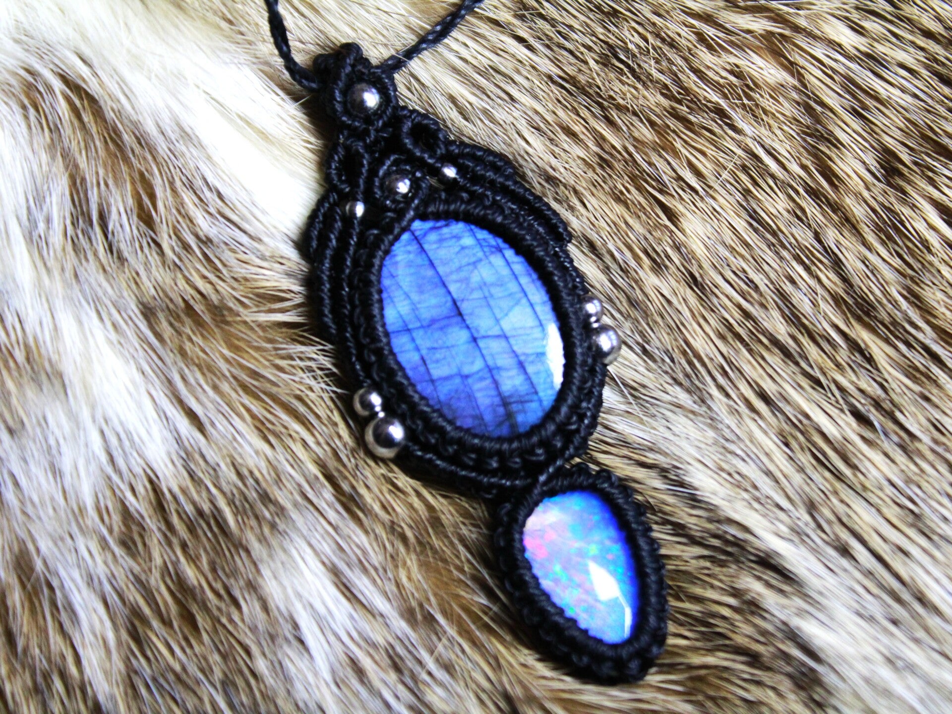 Colgante único con Espectrolita y Ópalo de fuego etíope grande.