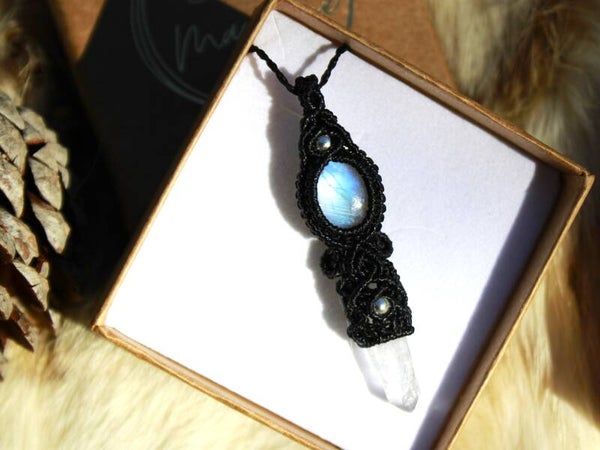 Colgante único con Piedra Luna y punta de Cuarzo Himalaya. Plata de Ley