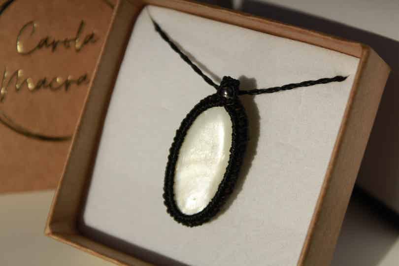 Colgante con Nácar. Negro.