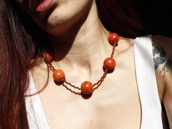 Gargantilla Neytiri con cuentas de Coral Bambú