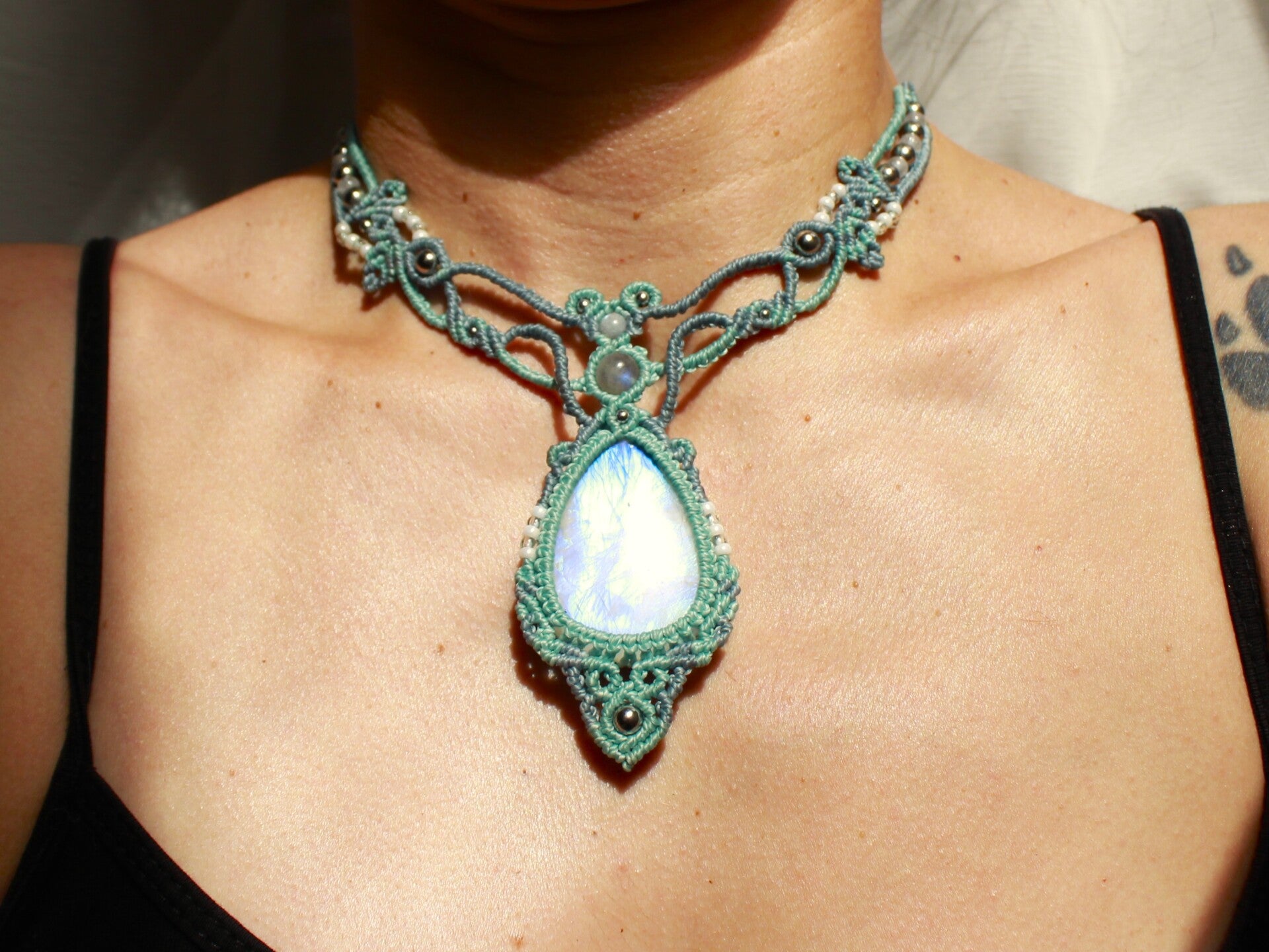 Collar o gargantilla ''Náyade'' con Piedra Luna y cuentas de Labradorita y Cuarzo.