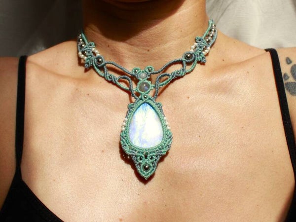 Collar o gargantilla ''Náyade'' con Piedra Luna y cuentas de Labradorita y Cuarzo.