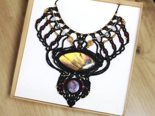 Collar único ''Atardecer en Tanzania'' con Espectrolitas multicolores, Turmalina, Piedra Luna y Citrino.