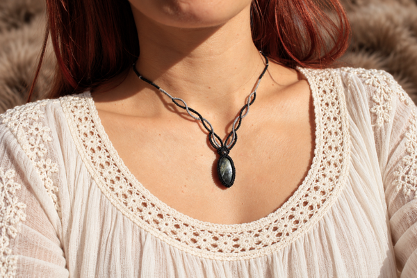 Collar o gargantilla Algiz con Arfvedsonita