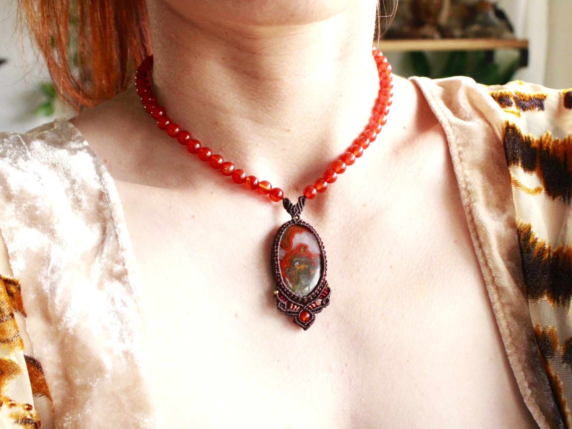 Collar Shambala con Ágata Roja y Cornalinas.