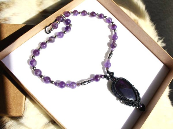 Collar o colgante ''Shambala'' con Purpurita y cuentas de Amatista.