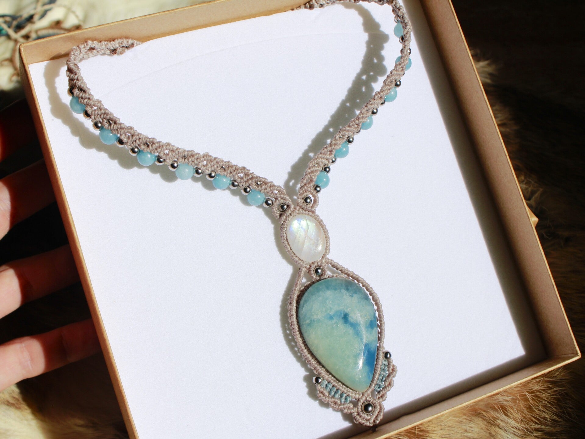 Collar ''Nubes azules'' con Piedra Luna, Ónix Cielo y cuentas de Calcedonia..