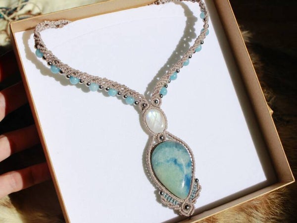 Collar ''Nubes azules'' con Piedra Luna, Ónix Cielo y cuentas de Calcedonia..