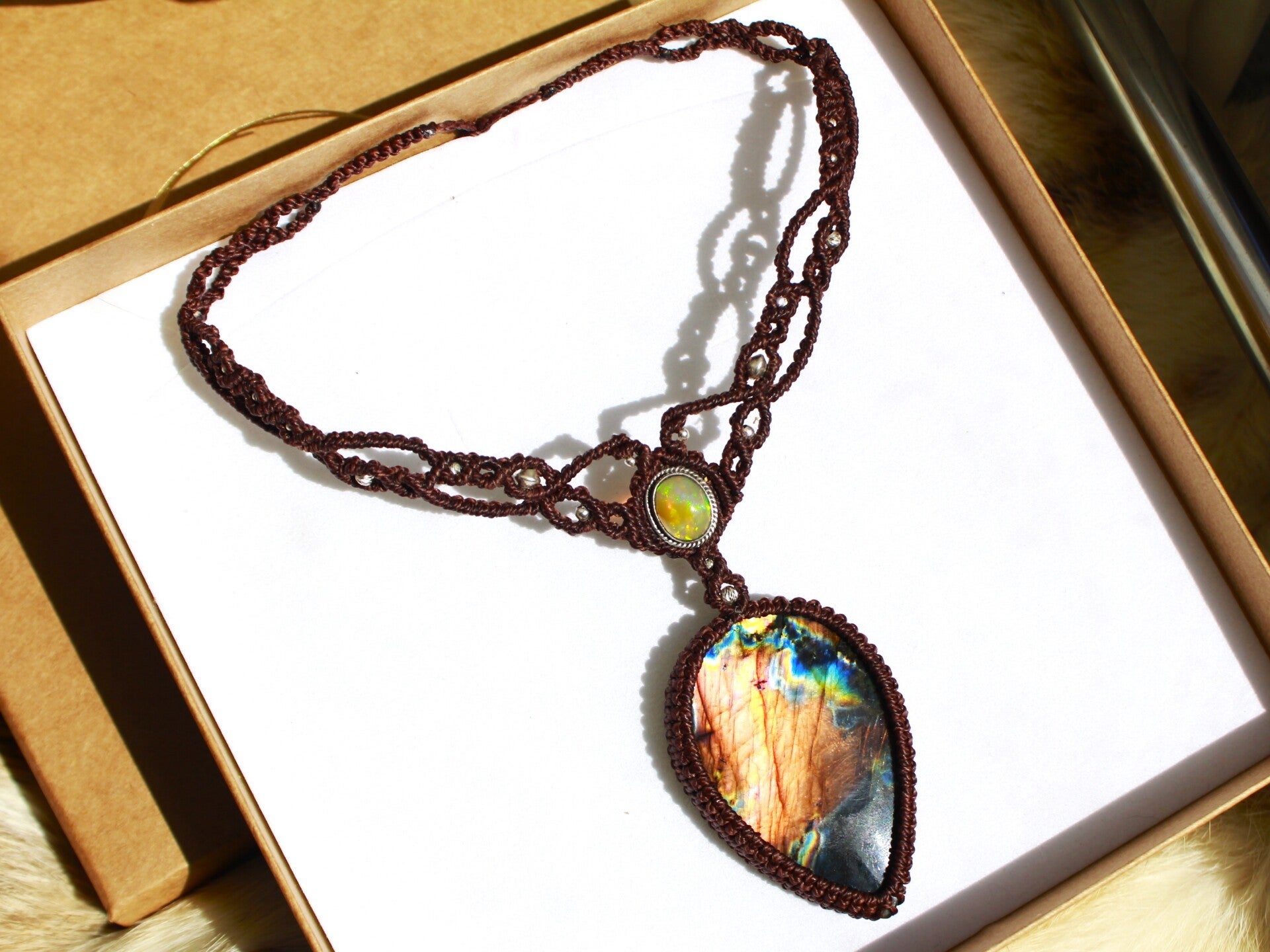 Gargantilla o Collar ''Ra'' con Ópalo de fuego etíope y Espectrolita multicolor. Plata de Ley