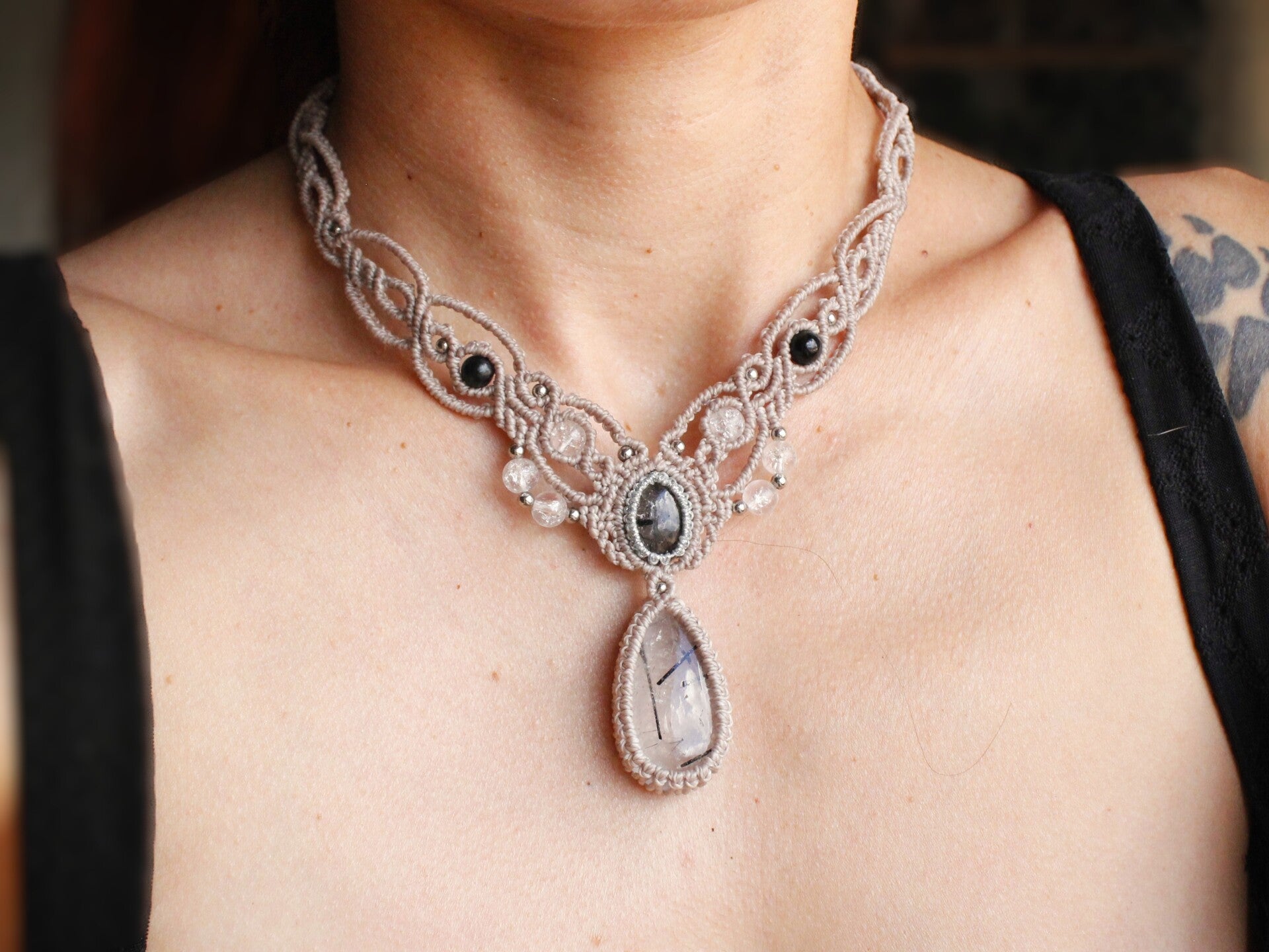 Collar único ''La Dama'' con Cuarzo Turmalinado, Cuarzo Arcoíris y Turmalina negra.