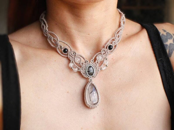 Collar único ''La Dama'' con Cuarzo Turmalinado, Cuarzo Arcoíris y Turmalina negra.