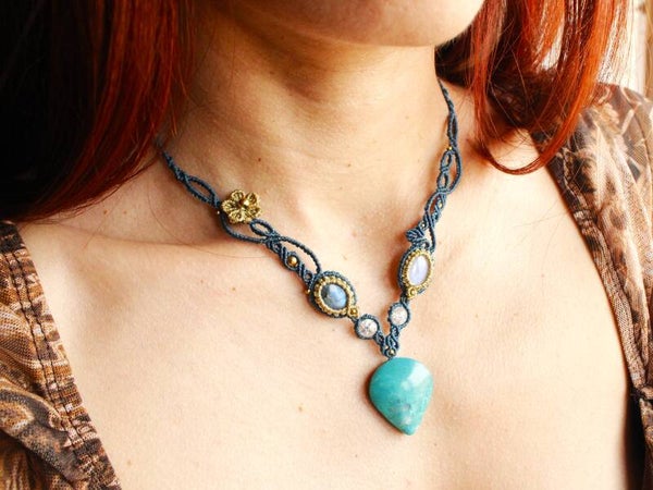 Collar ''Libélula'' con Crisocola azul, Labradorita, Piedra Luna y Cuarzo Arcoíris.