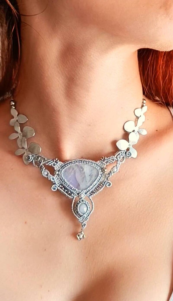 Collar único ''Filia Lunae'' con Piedra Luna, Zafiro Star blanco y Perlas de agua dulce.