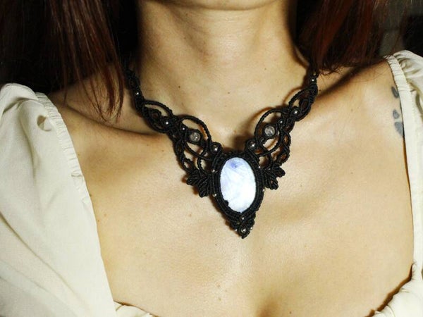 Collar ''Magia Blanca'' con Piedra Luna Arcoíris y cuentas de Cuarzo Arcoíris