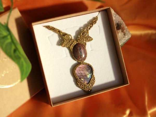 Collar único Labradorita púrpura y Ópalo en cantera mexicano. Dorado.