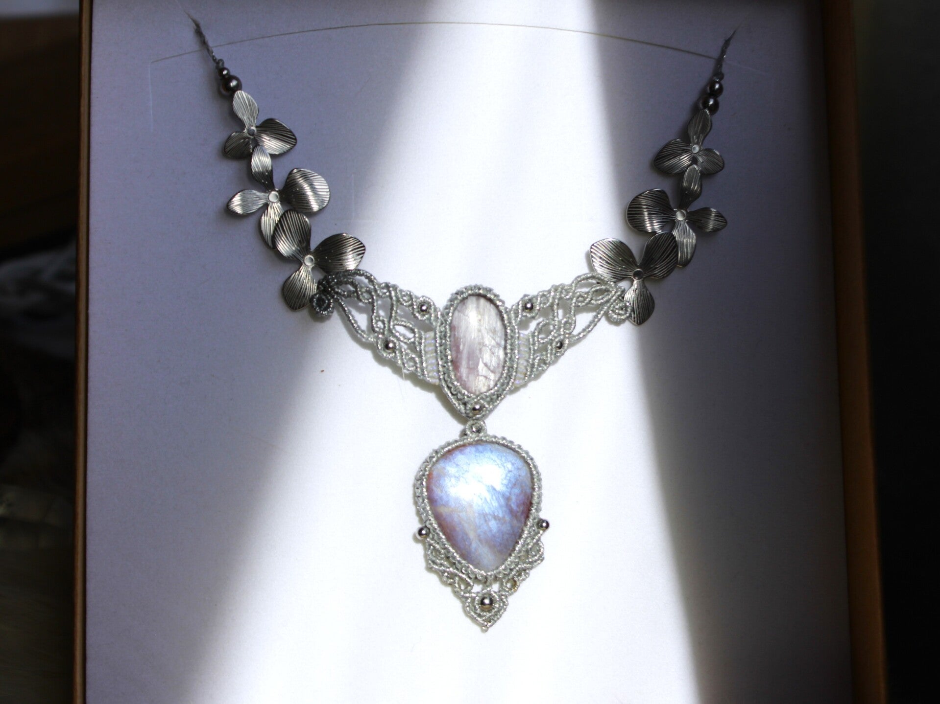 Collar único ''Filia Lunae'' con Piedra Luna Belomorita con inclusiones de Sunstone y Turmalina Rosa.
