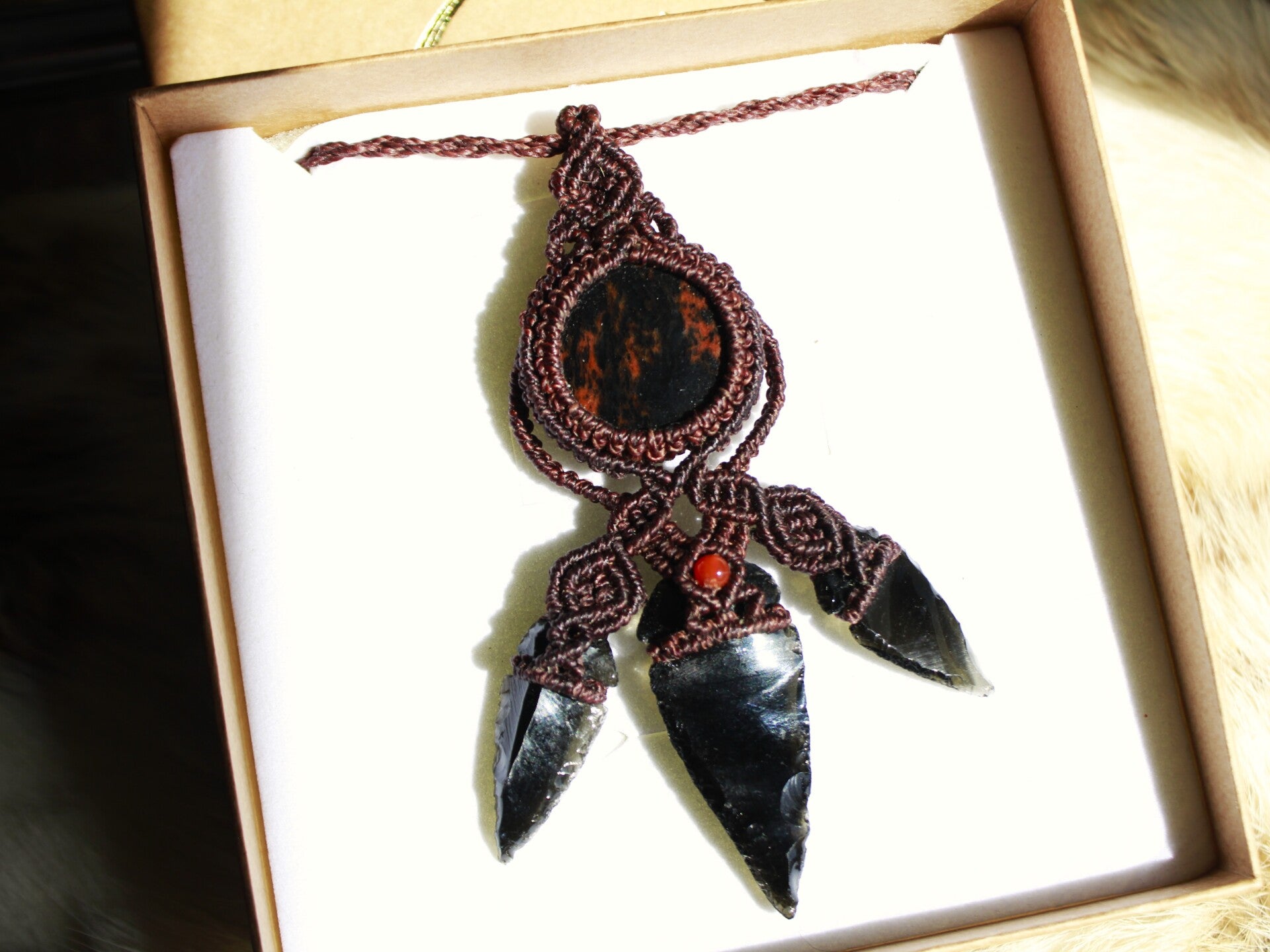 Collar único con flechas de Obsidiana mexicana, Obsidiana tigrillo y cuenta de Cornalina.