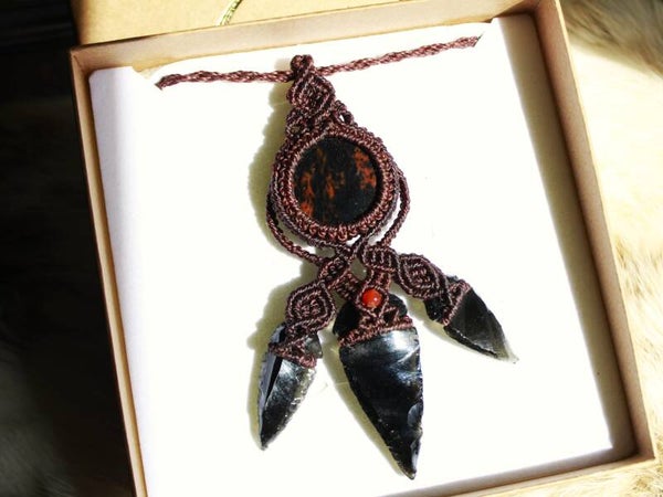 Collar único con flechas de Obsidiana mexicana, Obsidiana tigrillo y cuenta de Cornalina.