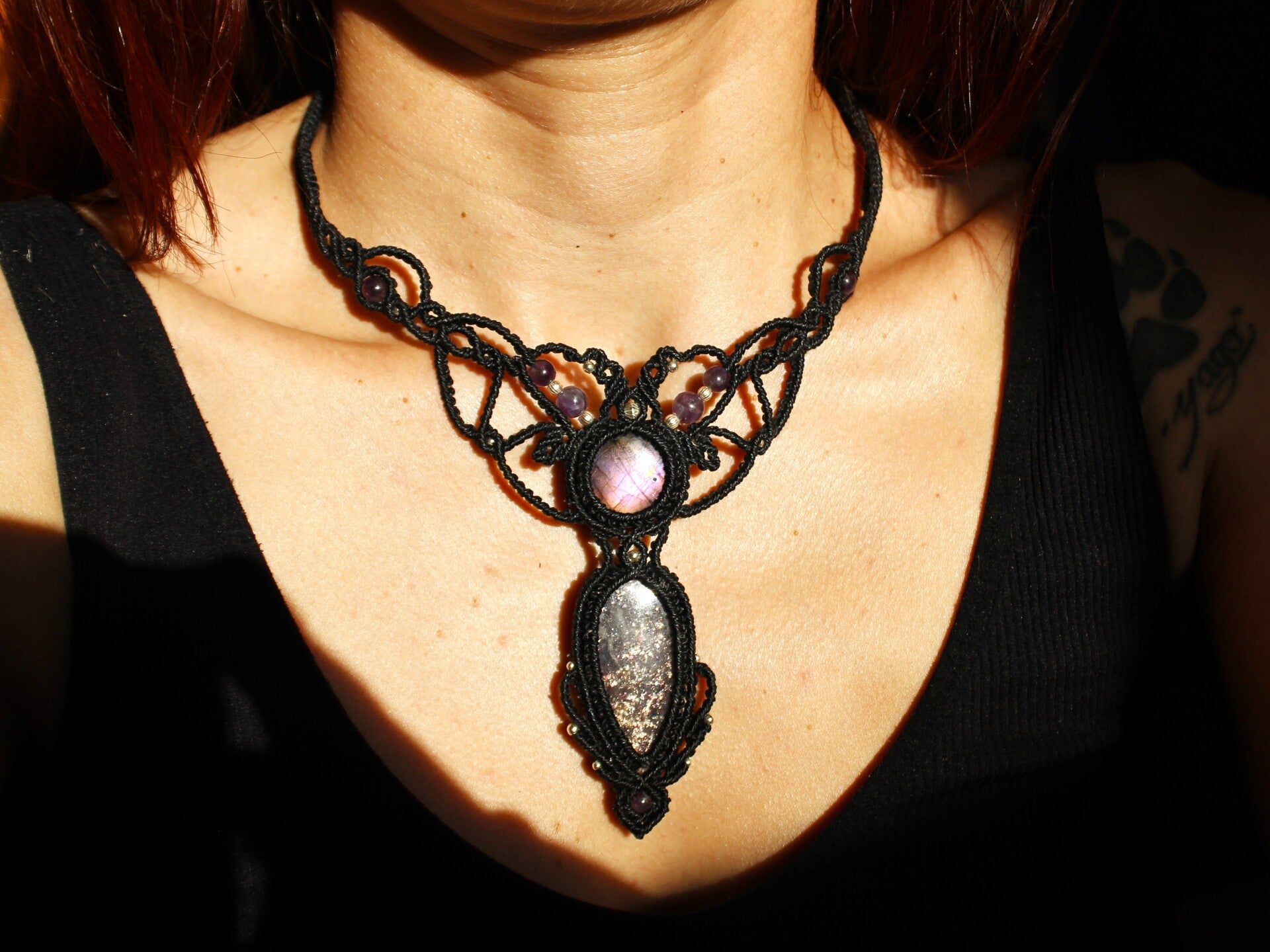 Collar gargantilla única Magia Eterna con Espectrolita púrpura, Iolita Confeti y Amatistas. Plata de Ley