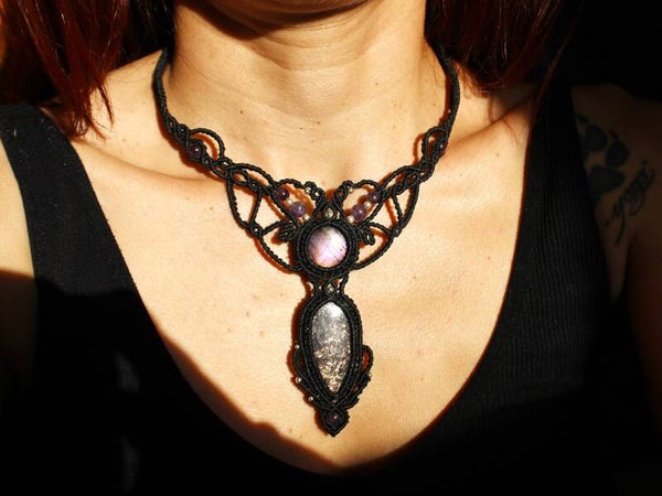 Collar gargantilla única Magia Eterna con Espectrolita púrpura, Iolita Confeti y Amatistas. Plata de Ley