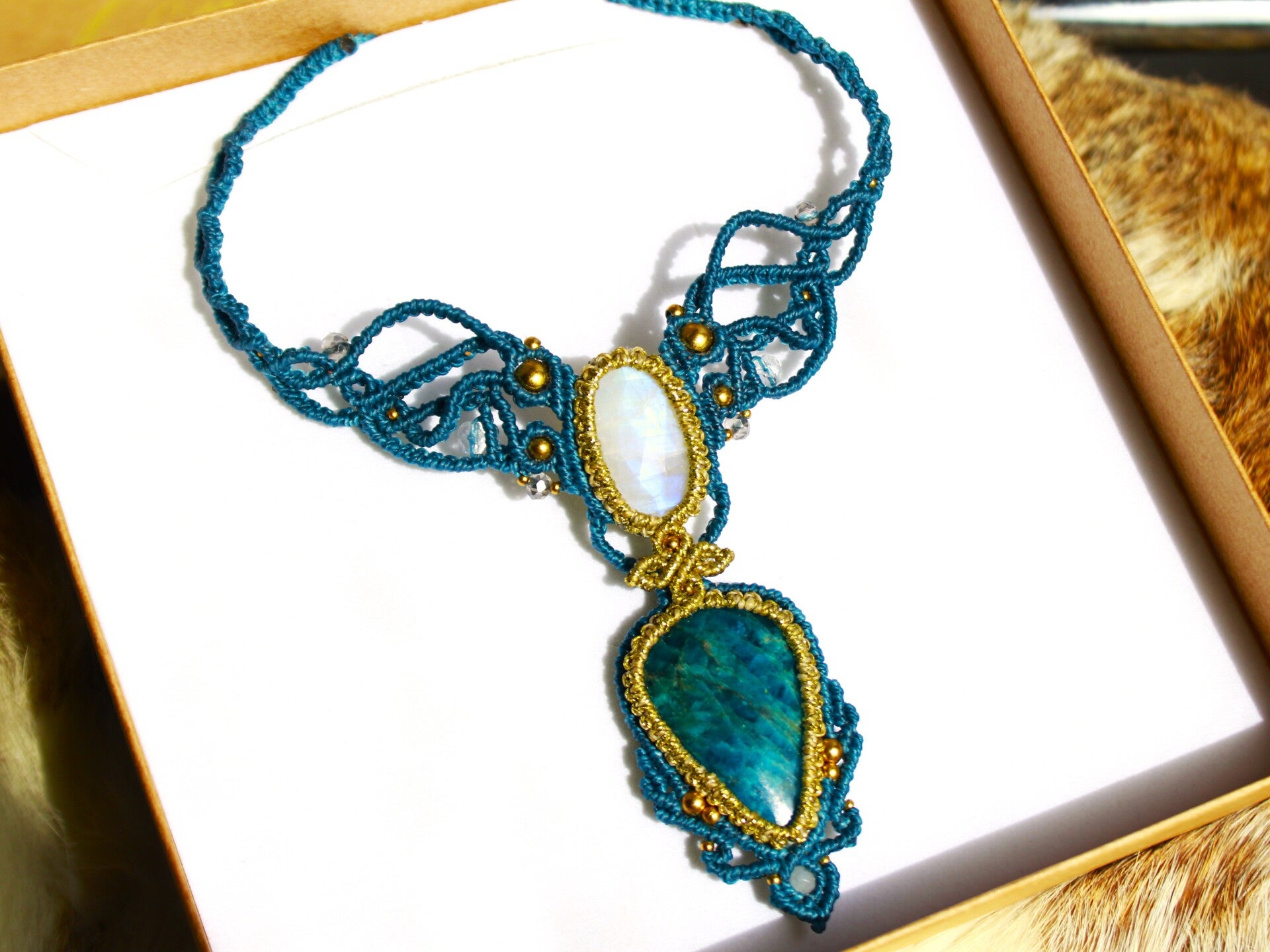 Collar gargantilla ''Jasmine'' con Piedra Luna facetada y Apatita.