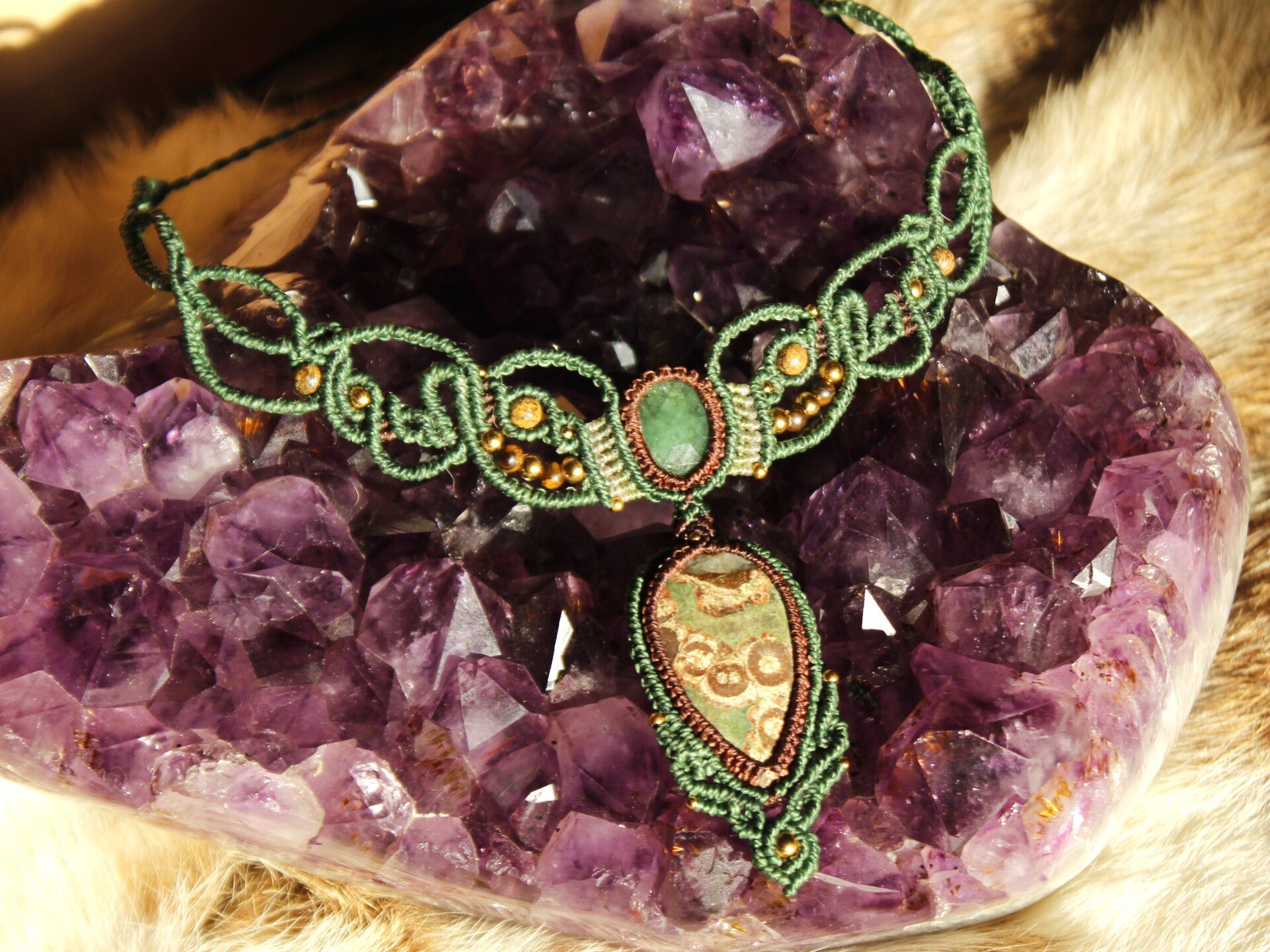 Collar o gargantilla Bosque Sagrado con Esmeralda facetada, Jaspe Ojo de pájaro verde y cuentas de Jaspe dendrita y Ojo de Tigre.