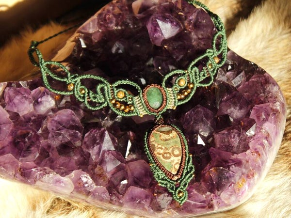 Collar o gargantilla Bosque Sagrado con Esmeralda facetada, Jaspe Ojo de pájaro verde y cuentas de Jaspe dendrita y Ojo de Tigre.