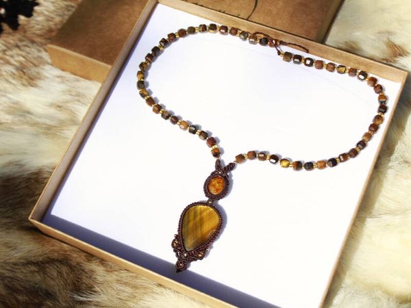 Collar o colgante ''Shambala'' de edición limitada. Ámbar báltico, Ojo de Tigre y cuentas de Plata 925 con oro 24k.