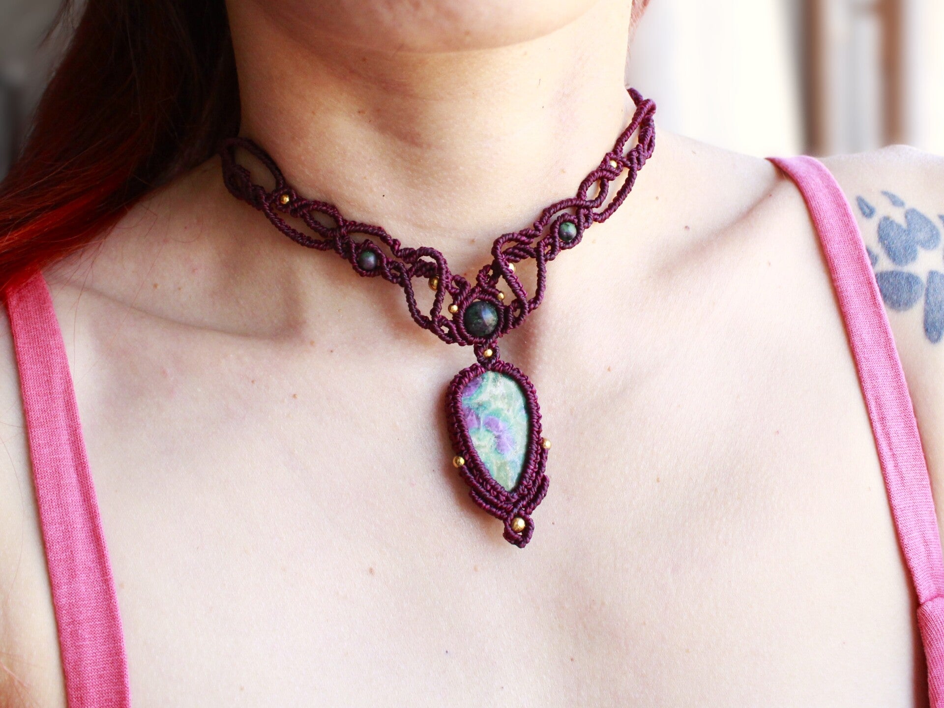 Gargantilla o collar ''Oshun'' con Rubí Fucsita y cuentas de Rubí Zoisita.