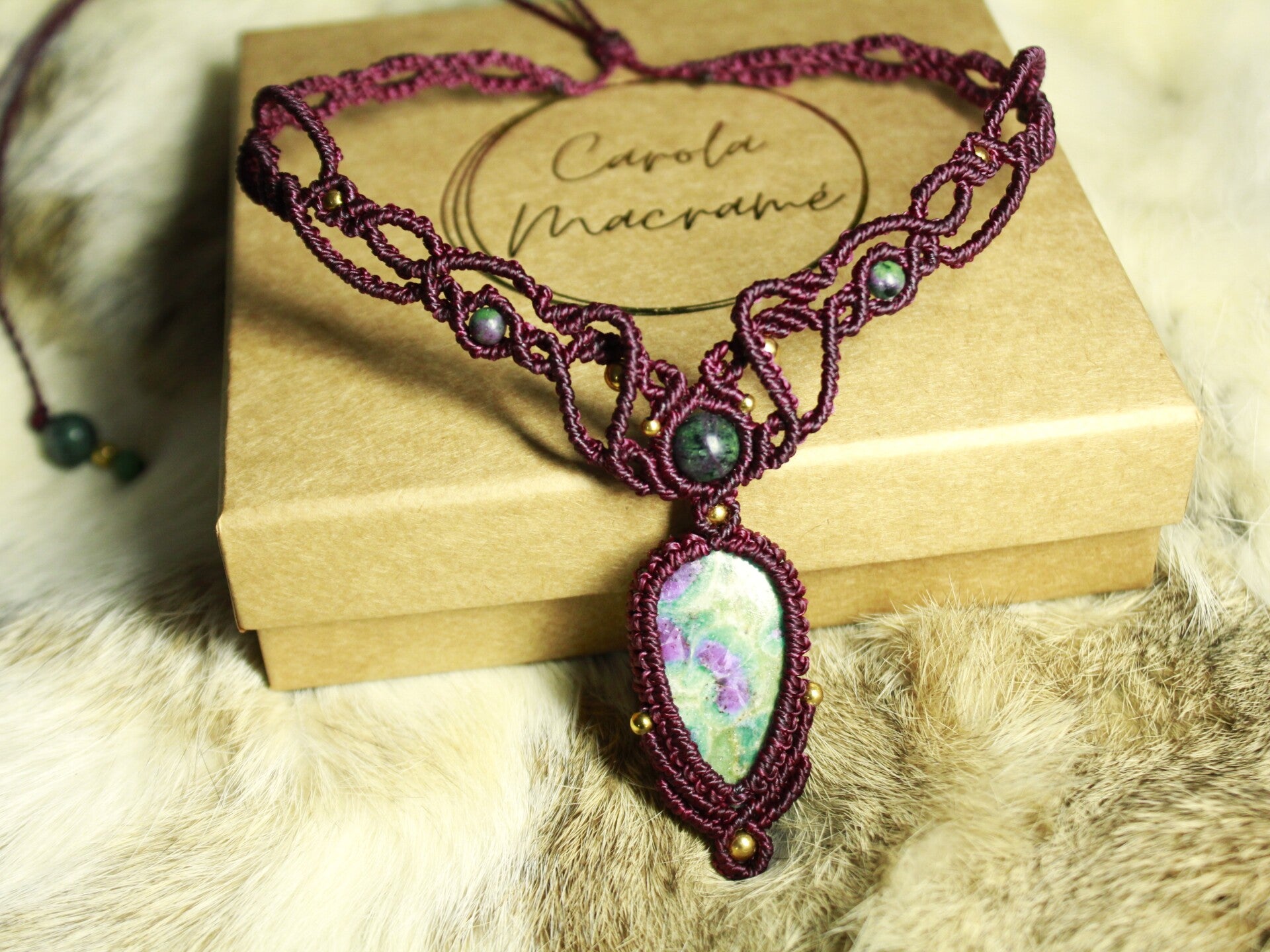 Gargantilla o collar ''Oshun'' con Rubí Fucsita y cuentas de Rubí Zoisita.