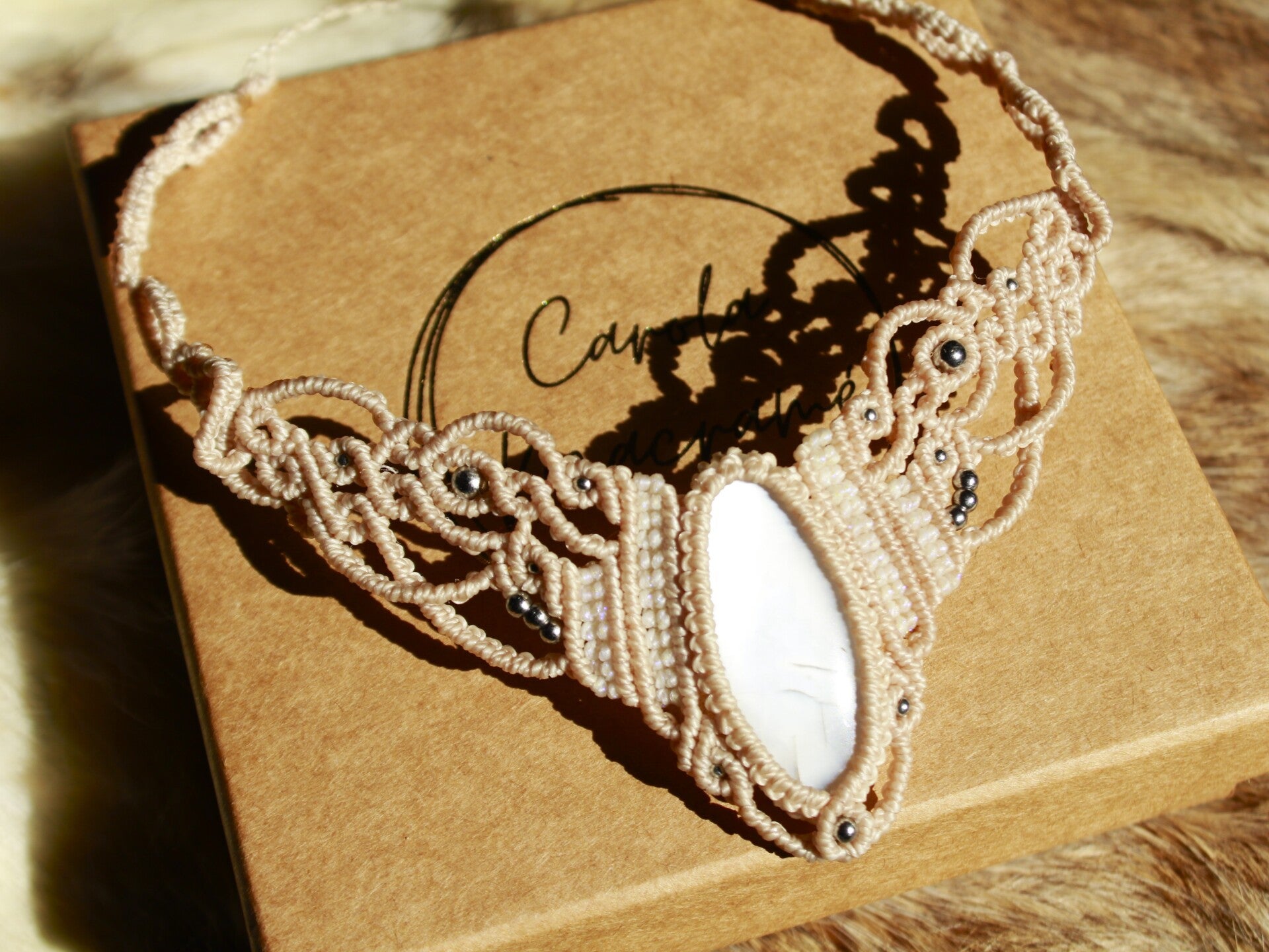 Collar único ''Dea Dia'' con Adularia.