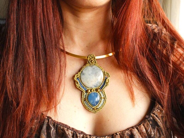 Collar único 2 en 1 ''Goddess of the Sky'' con Ónix Cielo y torque de Acero bañado en Oro de 18 quilates.