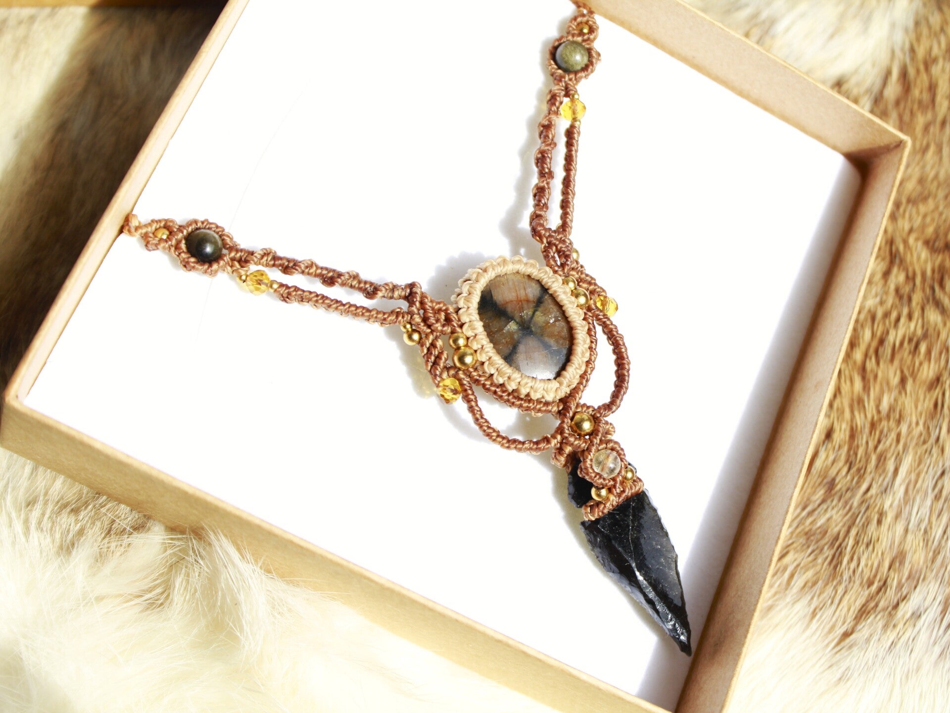 Collar ''Sahara'' con Chiastolita, flecha de Obsidiana, Obsidiana dorada y Citrino.