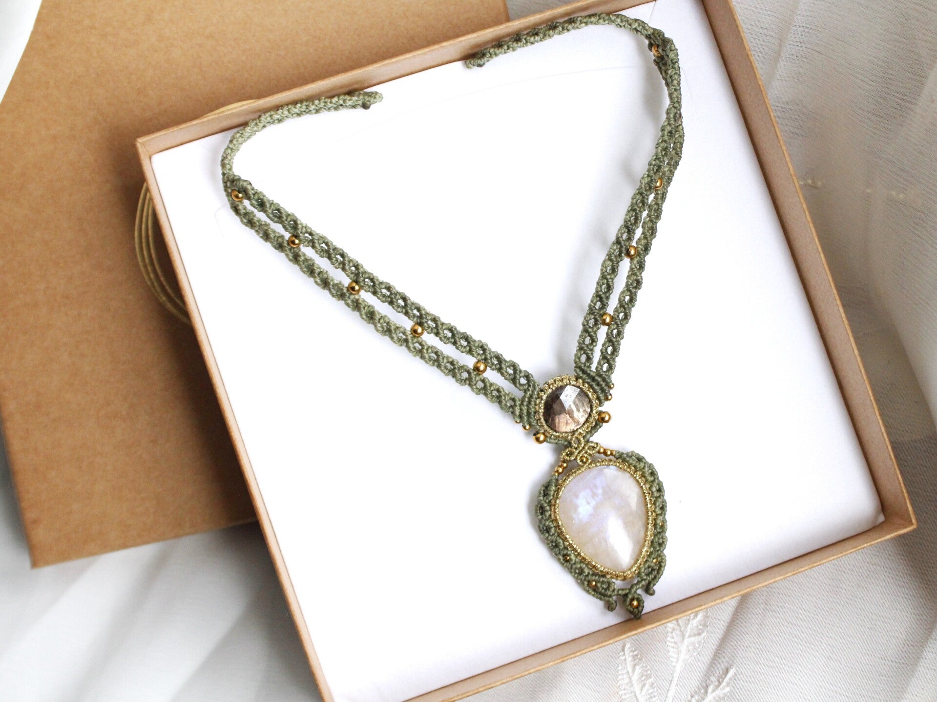 ✨Pedido personalizado Tamara. Gargantilla con Zafiro dorado facetado y Piedra Luna Belomorita