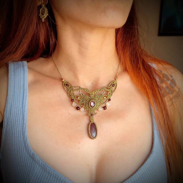 Collar o gargantilla ''Andrómeda'' única con Iolita púrpura y Turmalina rosa. Cuentas de Granate y Piedra Luna.