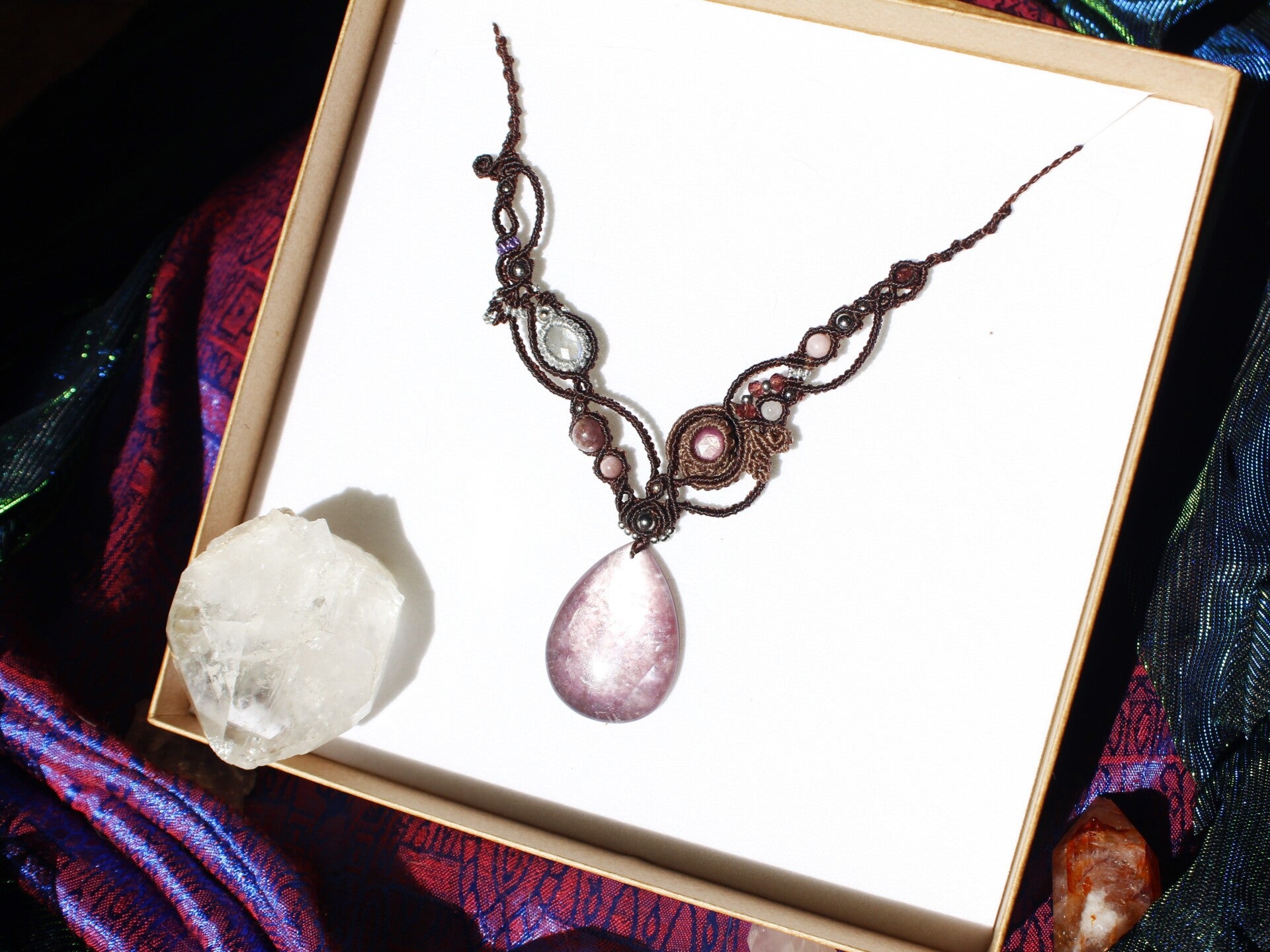 ''La Alquimista'' - Mica Lepidolita con arcoíris, Rubí trapiche, Piedra Luna facetada y Turmalina rosa.🔮 Edición Limitada Intuition.