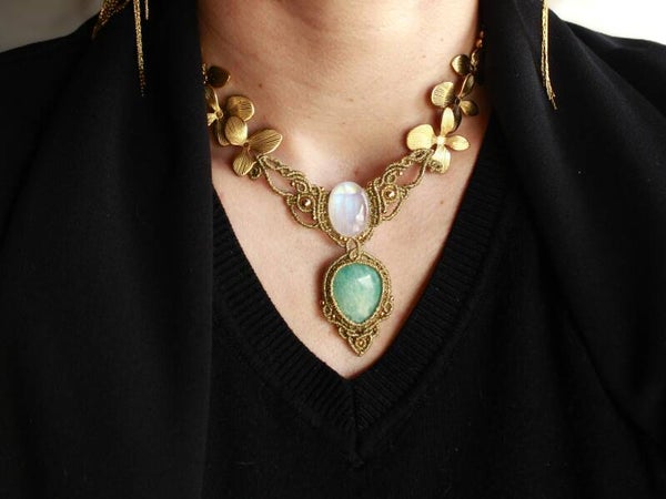 Collar único ''Filia Lunae'' dorado con Piedra Luna y Amazonita
