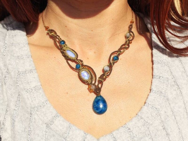 Collar único Alquimia con Apatita, Piedra Luna y Ópalo Coober Pedy