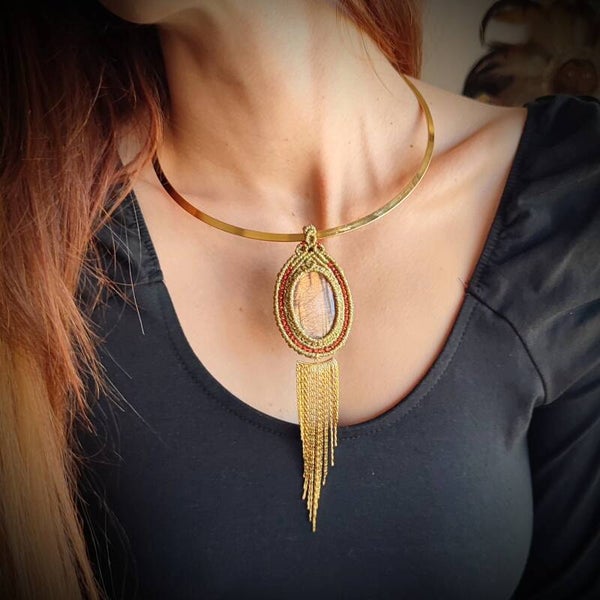 Collar ''Jaina'' con Sunstone. Torque y flecos de acero oro.