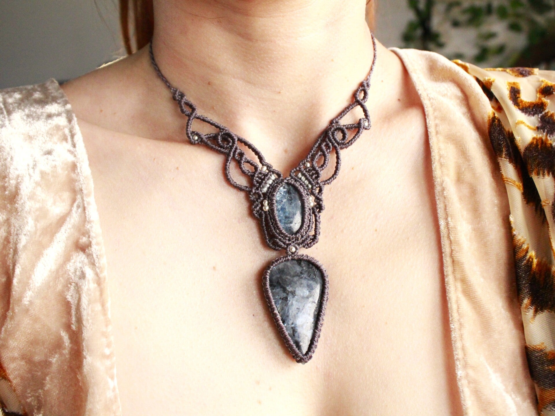 Collar único Moonlight con Cianita terciopelada y Larvikita. Plata de Ley.