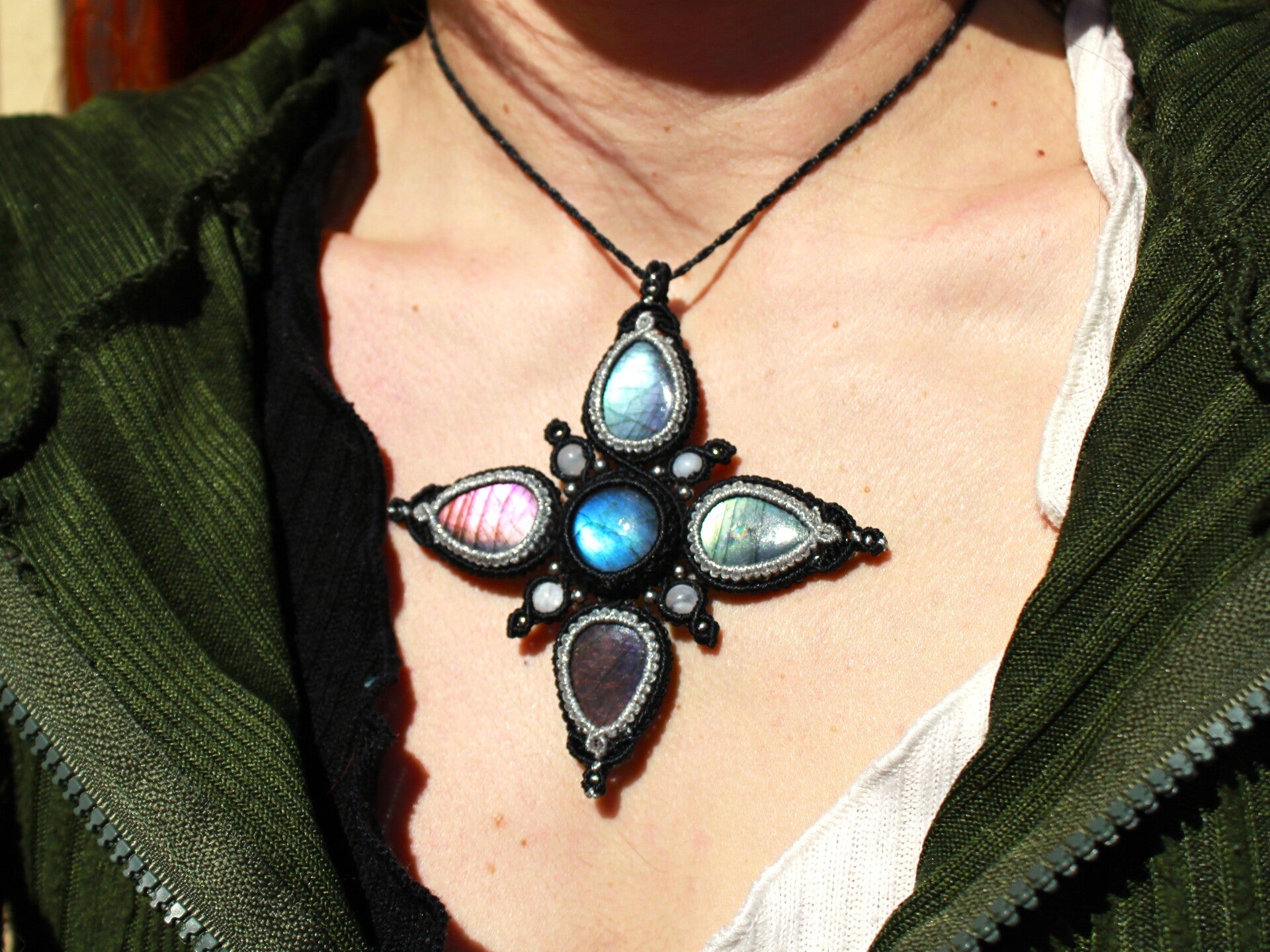 Colgante único ''Fleur de Fée'' con Espectrolitas multicolores.